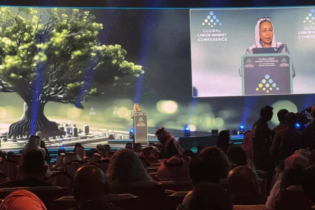 الكوقلي تتحدث إلى الحضور خلال المؤتمر الدولي لسوق العمل الذي تستضيفه الرياض (الشرق الأوسط)