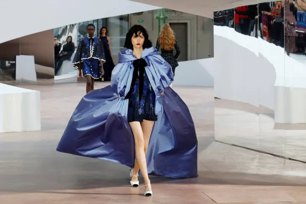 حتى الفساتين الفخمة اتسمت بالحيوية والديناميكية في عرض «شانيل» (رويترز)