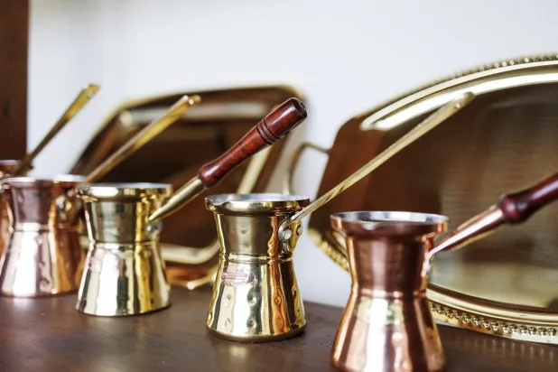 أوعية لصنع القهوة (إ.ب.أ)