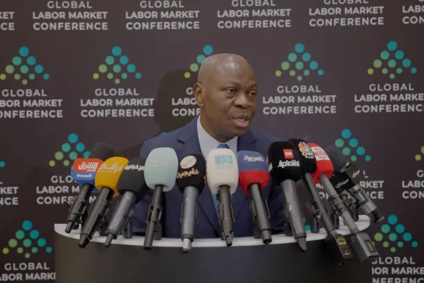 جيلبرت هونغبو متحدثاً للإعلام عقب الاجتماع الوزاري (تصوير: تركي العقيلي)