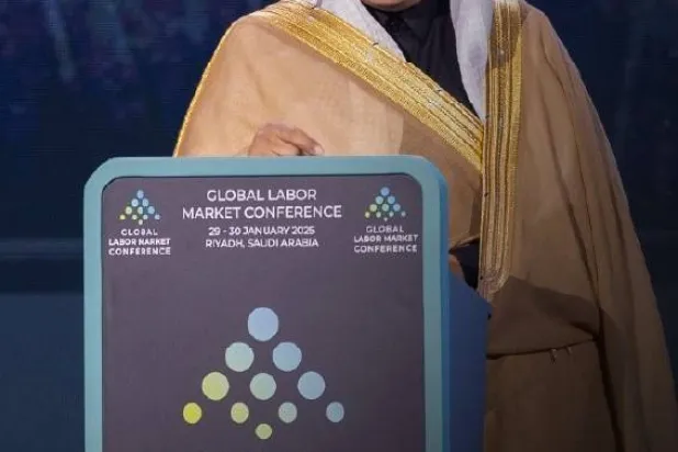 رميح الرميح متحدثاً إلى الحضور في النسخة الثانية من المؤتمر الدولي لسوق العمل (الشرق الأوسط)