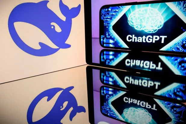 شاشات تعرض شعار شركة «ديب سيك» الصينية للذكاء الاصطناعي (أ.ف.ب)