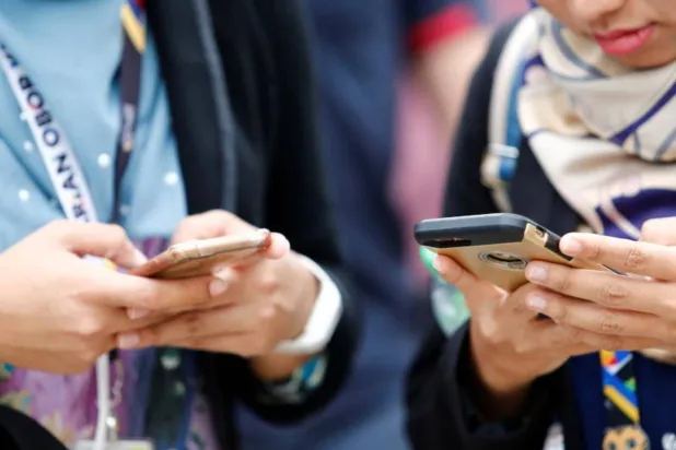 استخدام مواقع التواصل الاجتماعي قد يؤثر على عادات الشخص الغذائية (رويترز)