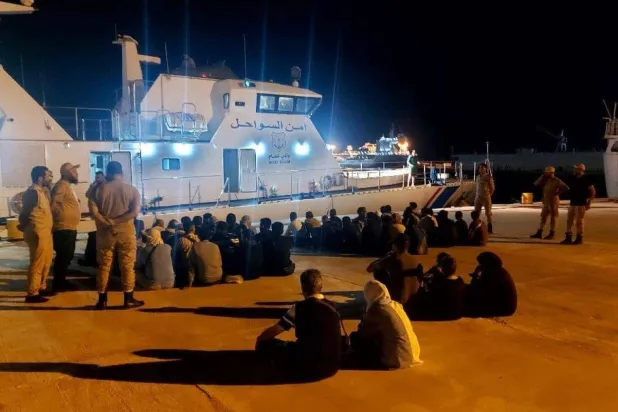 إنزال مهاجرين بميناء في غرب ليبيا بعد إنقاذهم من الغرق (أرشيفية - إدارة أمن السواحل)