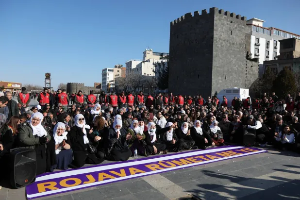 مظاهرة لمواطنين أكراد في مدينة ديار بكر جنوب شرقي تركيا دعماً لأكراد سوريا (رويترز)