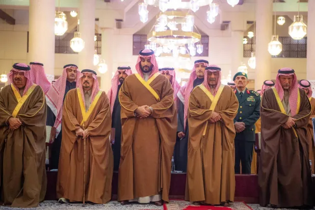 ولي العهد الأمير محمد بن سلمان لدى تأديته صلاة الميت على الأمير محمد بن فهد الأربعاء (واس)