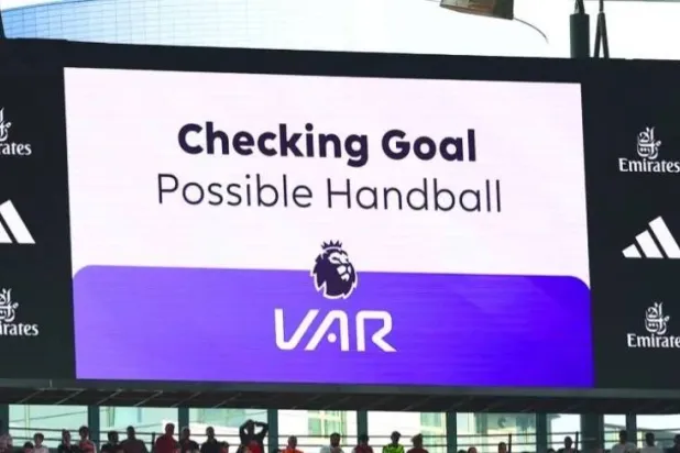 تقنية حكم الفيديو المساعد ما زالت موضع سخط الكثير من المشجعين (رويترز)