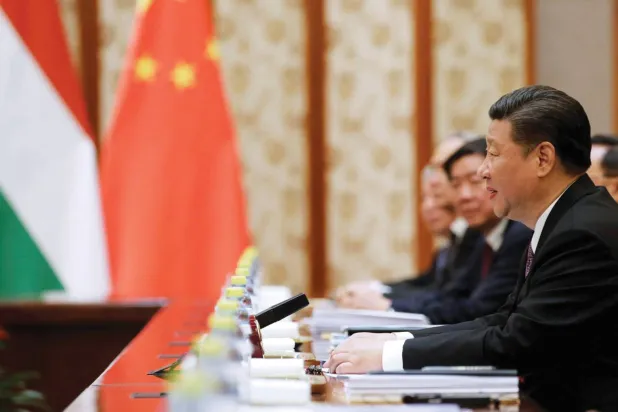 شي جين بينغ في إحدى الاجتماعات الرسمية