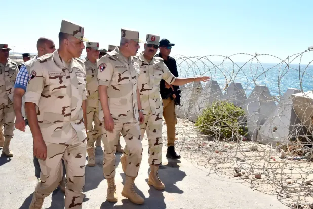 رئيس أركان الجيش المصري يتفقد عدداً من الارتكازات الأمنية بمدينة رفح في سبتمبر الماضي (المتحدث العسكري)