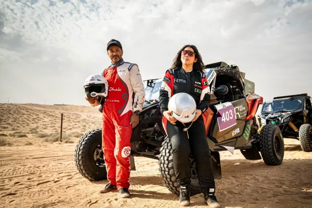 أرجوان إلى جانب ملاحها الإماراتي خالد الكندي (الشرق الأوسط)