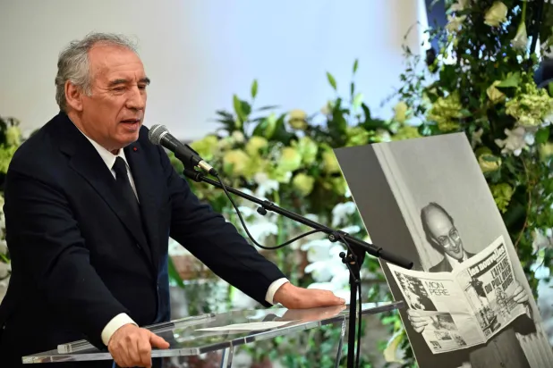 رئيس الوزراء الفرنسي فرنسوا بايرو يلقي كلمة تكريماً للصحافي الفرنسي الراحل جان فرنسوا كان (أ.ف.ب)