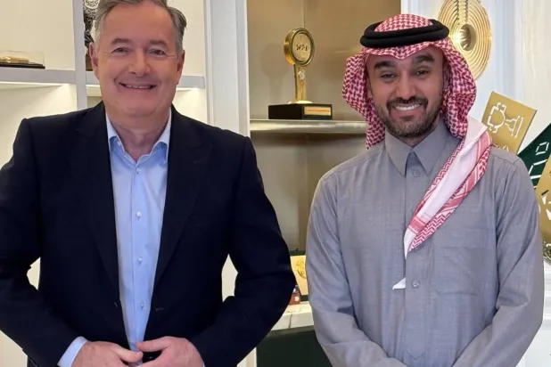 مورغان خلال لقائه الفيصل (حساب مورغان عبر منصة إكس)