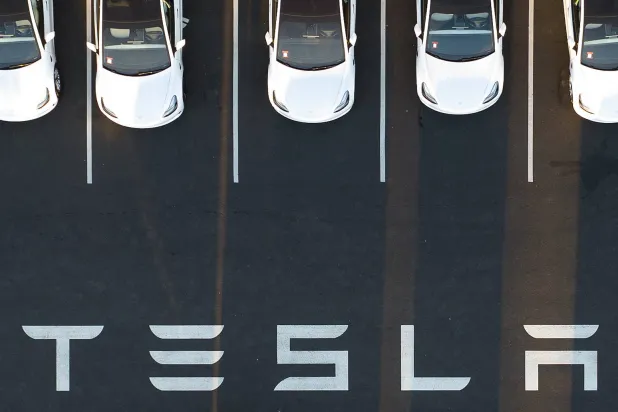 صورة جوية تُظهر سيارات متوقفة بمصنع «تسلا» في فريمونت بكاليفورنيا (أ.ف.ب)