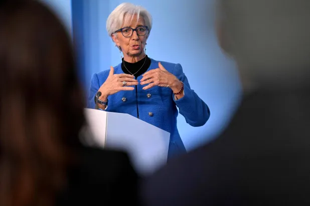 رئيسة «البنك المركزي الأوروبي» كريستين لاغارد في مؤتمرها الصحافي عقب قرار خفض الفائدة (أ.ف.ب)