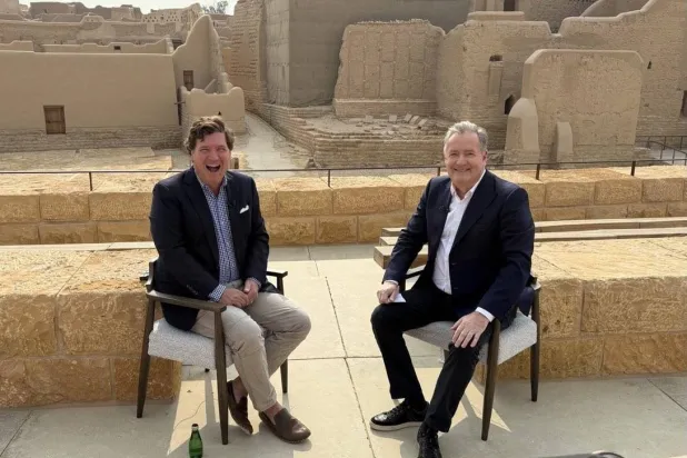 مورغان وكارلسون خلال التصوير في الدرعية (إكس)