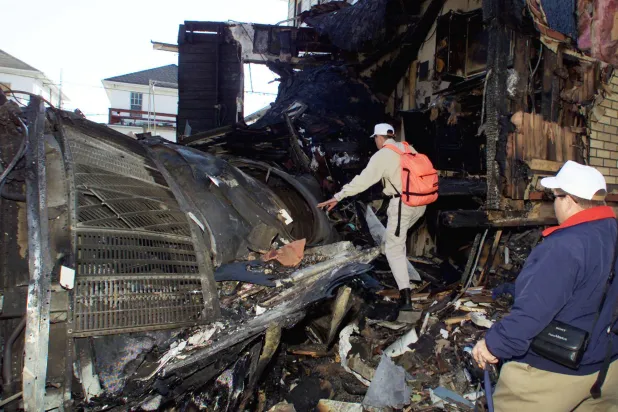 محقق فرنسي من شركة «إيرباص» يصعد إلى المحرك الأيمن لطائرة الخطوط الجوية الأميركية بالرحلة 587 يوم الأربعاء 14 نوفمبر 2001 بعد تحطم الطائرة... في منطقة روكواي بيتش في كوينز بنيويورك (أ.ب)