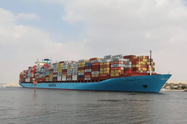 سفينة شحن كبرى تعبر قناة السويس (أرشيفية - مجلس الوزراء المصري)