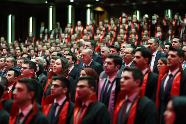 إردوغان وسط القضاة والمدّعين العموم الجدد خلال حفل في القصر الرئاسي بأنقرة الخميس (الرئاسة التركية)