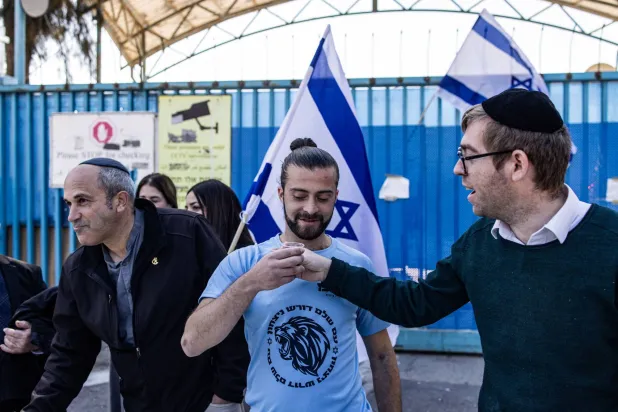 يمينيون اسرائيليون يحتفلون أمام مقر "الانروا" في القدس قبل يوم من اقفالها (أ.ف.ب(