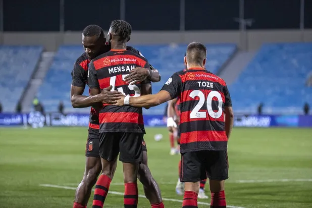 لاعبو الرياض يحتفلون بهدف الفوز أمام الوحدة (تصوير: سعد الدوسري)