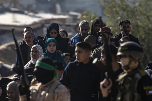 عناصر من «كتائب القسام» الذراع العسكرية لحركة «حماس» خلال تسليم رهائن إسرائيليين في قطاع غزة (إ.ب.أ) 