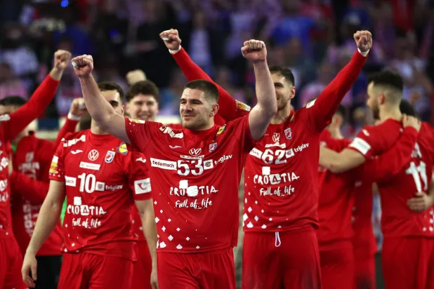 لاعبو كرواتيا يحتفلون بالتأهل للنهائي (أ.ف.ب)
