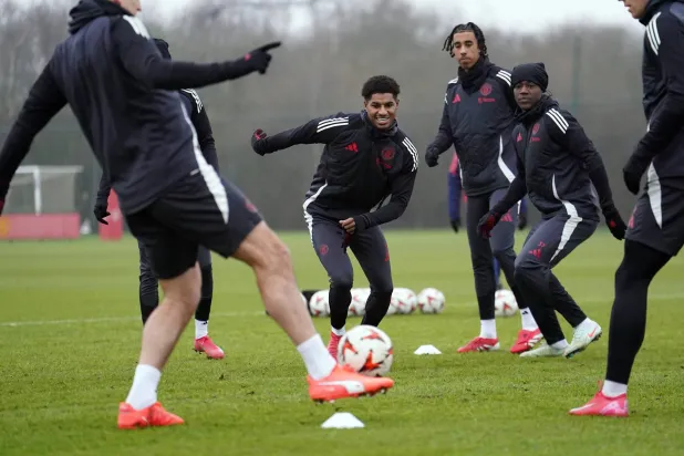 راشفورد (بالمنتصف) يشارك في تدريبات يونايتد لكنه مازال خارج حسابات مدربه (د ب ا)