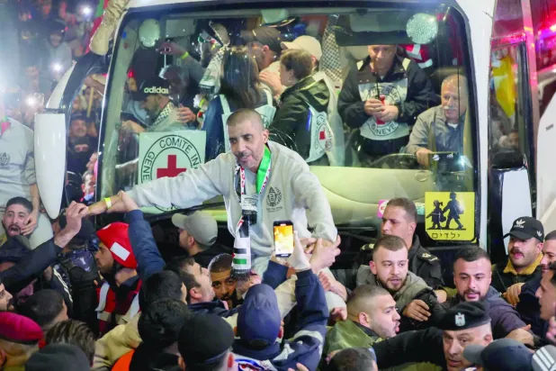 Filistinli mahkûm Zekeriya el-Zubeydi, İsrail'in dün serbest bırakmasının ardından Ramallah'ta (AFP)