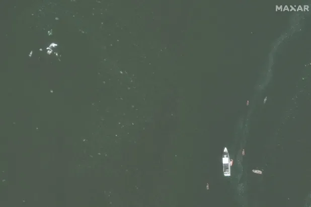 لقطة بالأقماد الاصطناعية لعمليات البحث وجمع حطام الطائرة النكوبة الجارية في نهر بوتوماك (رويترز)