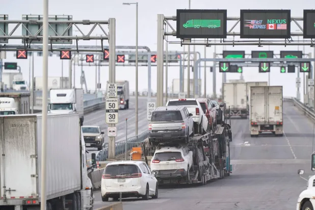 شاحنات في نقطة عبور حدودية بين ولايتي أونتاريو الكندية وميشيغان الأميركية (أ.ف.ب)
