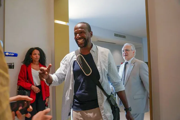 



الصحافي الفرنسي أوليفييه دوبوا يصل إلى صالة كبار الشخصيات في مطار نيامي بالنيجر في 20 مارس 2023 (أ.ب)
