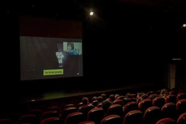 تقنيات الوصف الصوتي ولغة الإشارة يُتبعان في العروض المسرحية (مونو)