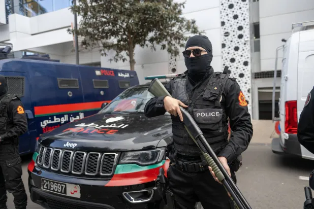 أحد عناصر شرطة مكافحة الإرهاب المغربية (إ.ب.أ)