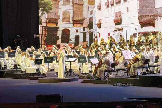 رئاب خلال قيادة الأوركسترا في حفل الرياض ({الشرق الأوسط})