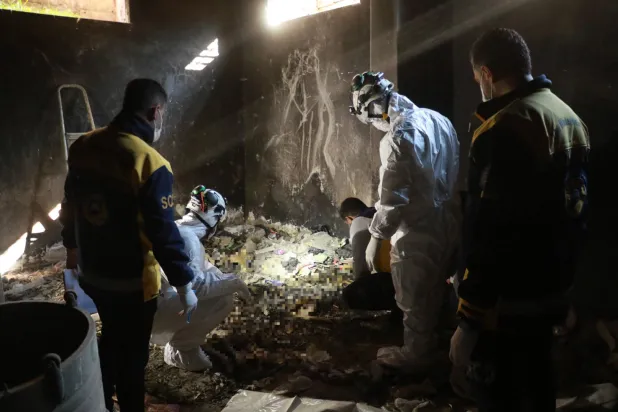 تمّ انتشال رفات 24 شخصاً من مجهولي الهوية من موقعَيْن في بلدة سبينة بريف دمشق (الدفاع المدني السوري)