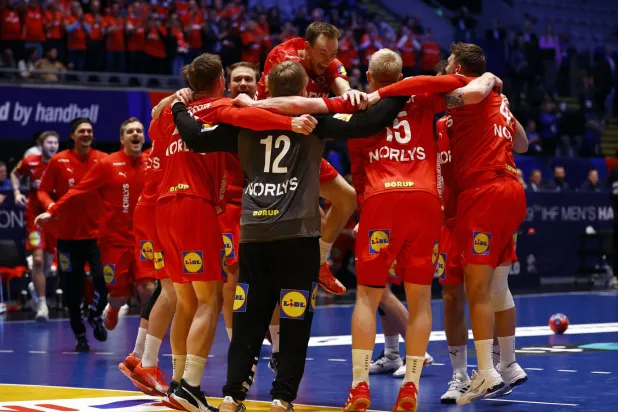 لاعبو الدنمارك وفرحة عارمة بالتأهل للنهائي (رويترز)