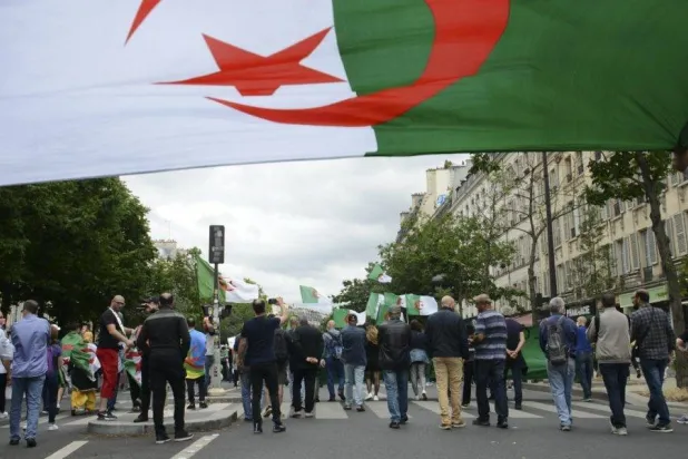 مسيرة جزائرية في فرنسا بمناسبة ذكرى الاستقلال (رويترز)