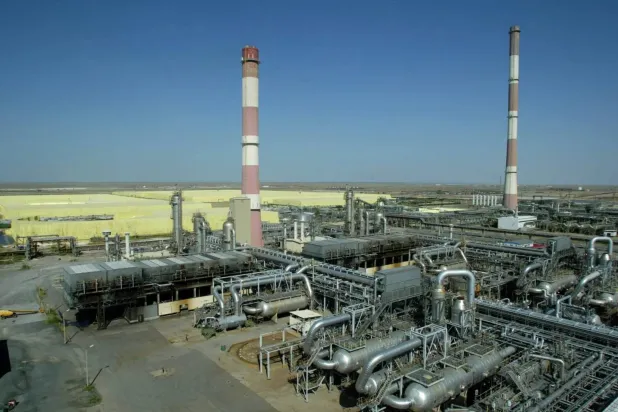 Tengizchevroil şirketinin Kazakistan'ın batısındaki Tengiz petrol sahasında bulunan petrol ve gaz rafinerisi (Reuters)