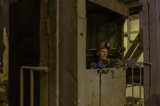 Donbas'ın batı kesiminde bir kömür madeninde bekleyen madenci (AFP)