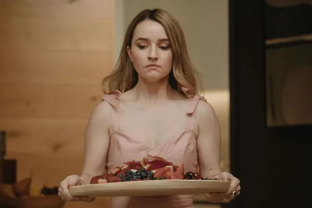 Başroldeki Kaitlyn Dever, 2019 yapımı komedi Booksmart, beğenilen mini dizi Dopesick, Netflix'in gerçek olaylardan uyarladığı suç hikayesi Unbelievable'la tanınıyor (Netflix)