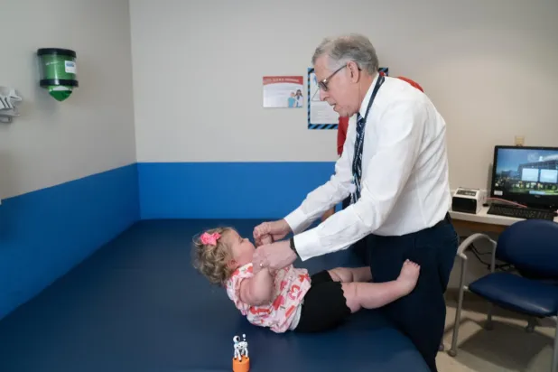 St. Jude Araştırma Hastanesi'nden doktorlar, spinal musküler atrofisi olan bir hastanın, anne karnında uygulanan ilk tedaviyi aldıktan sonra nadir genetik bozukluğun hiçbir belirtisini göstermediğini açıkladı. Hastalığın en ağır türünde tedavi edilmeyenler, iki yıl yaşamadan ölebiliyor (St. Jude Research Hospital)