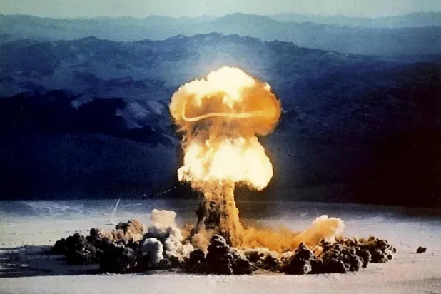 ABD'nin Nevada eyaletinde 1957'de gerçekleştirilen "Priscilla" nükleer denemesinden yükselen mantar bulutu (ABD Enerji Bakanlığı)