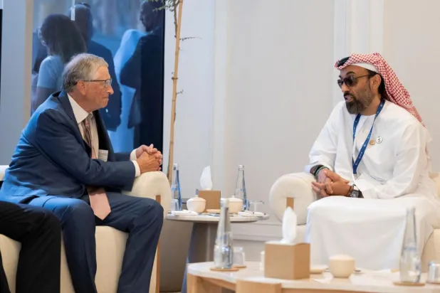 Nahyan, 2023'te Bill Gates’le yapay zeka ve teknoloji yatırımları üzerine görüşmüştü (Reuters).