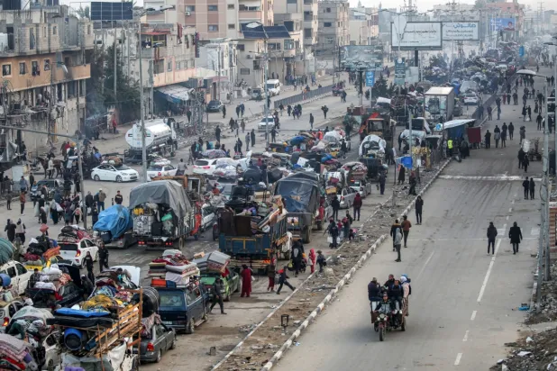 Gazze'nin kuzeyine dönüş yolundaki Filistinliler, 27 Ocak 2025 (AFP)