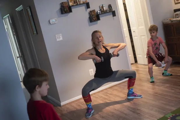 إذا كنت تكرر التمارين المنزلية نفسها يومياً دون تحسن في قوتك أو سرعتك أو قدرتك على التحمل فربما يكون الوقت قد حان للتغيير (أ.ف.ب)