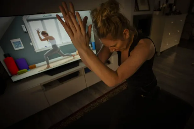 تعد التمارين المنزلية الصباحية من أهم الطرق للتخلص من الخمول والكسل (رويترز)