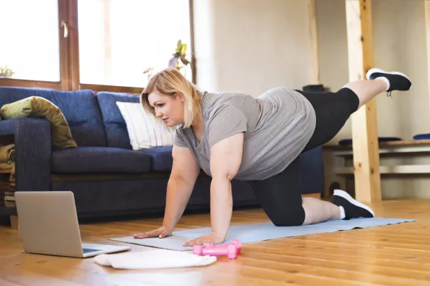 يمكن تحقيق عملية إنقاص الوزن من خلال التمارين المنزلية البسيطة والفعّالة (رويترز)