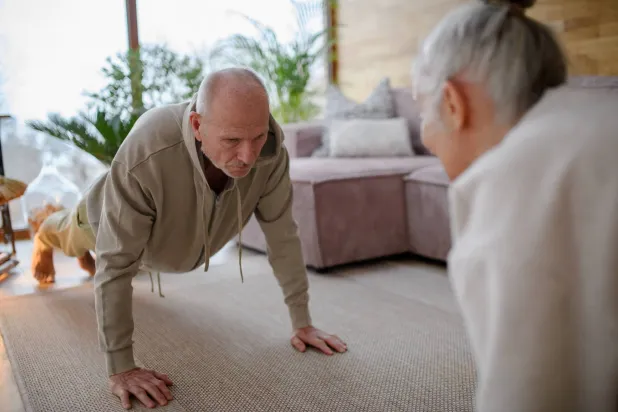 تعزز التمارين المنزلية من الاستقرار والتماسك الأسري (رويترز)