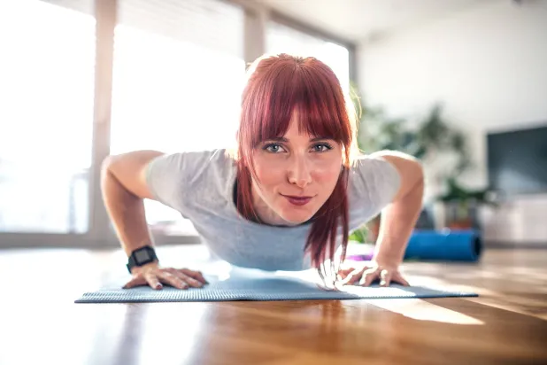 إن ممارسة التمارين المنزلية الدائرية لا تتطلب معدات كثيرة وتمثل شكلاً من أشكال التدريبات المتواترة عالية الكثافة (رويترز)