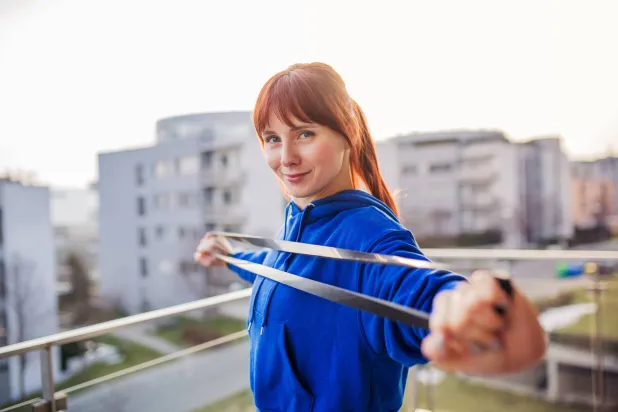 تُعَدُّ التمارين المنزلية خياراً مناسباً للعديد من الأشخاص نظراً لسهولة تنفيذها (رويترز)